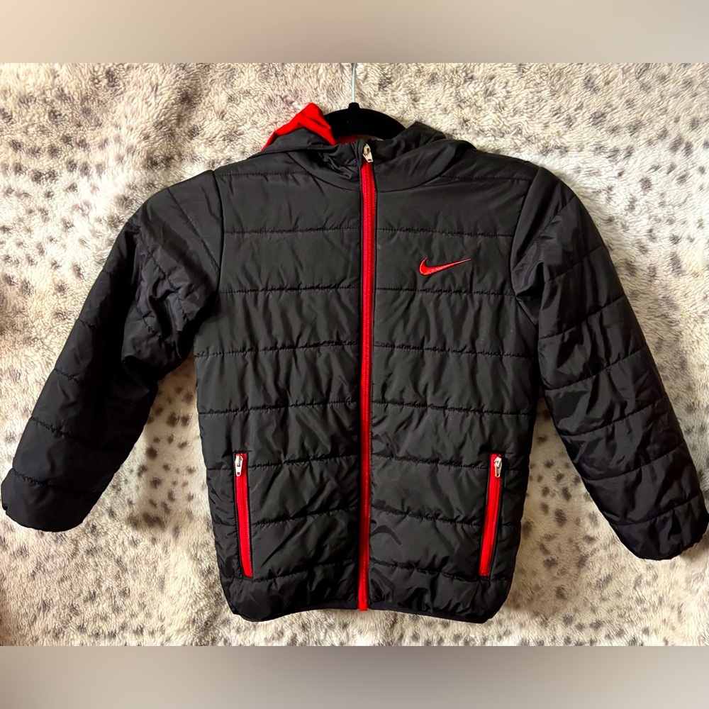KIDS NIKE BLACK & RED PUFFER JACKET